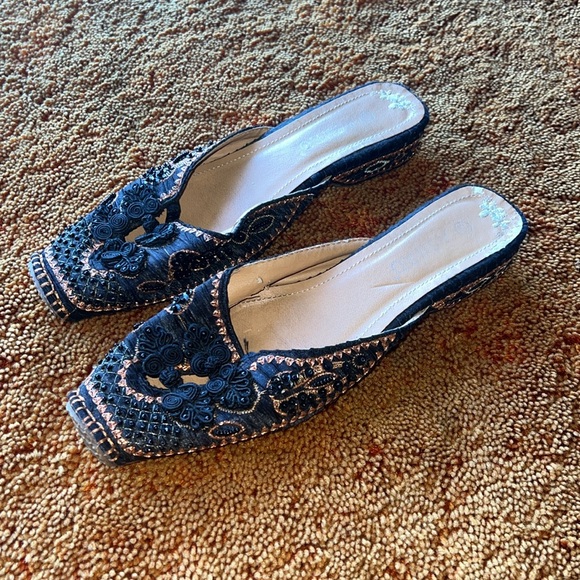 Ashro Embroidery Chinese knot Beads Sandal - Picture 4 of 7